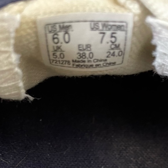 VANS•SLIP ONS•WOMENS SIZE 7.5 - Picture 6 of 6